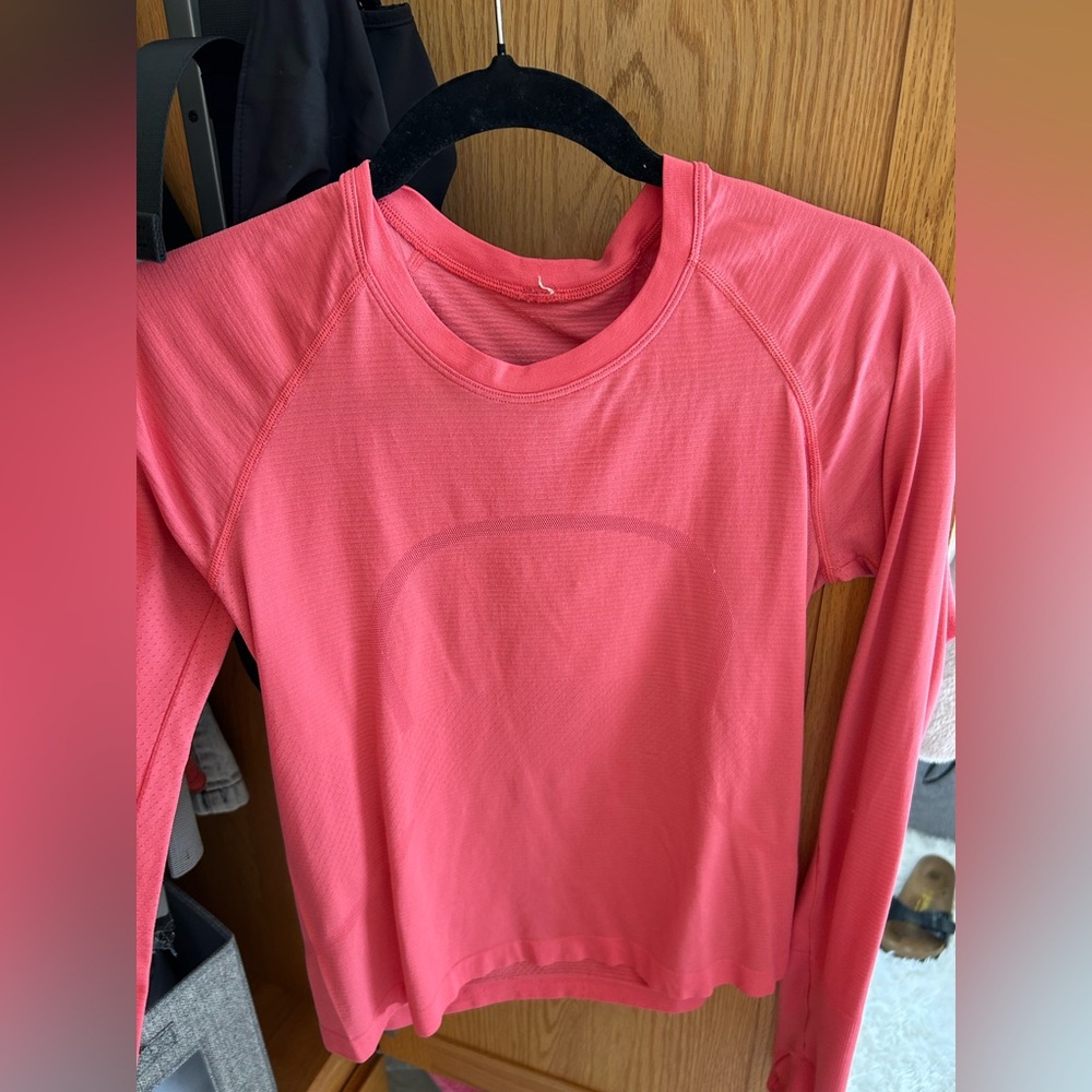 Lululemon swiftly waist length long sleeve size 6 in pink/raspberry!